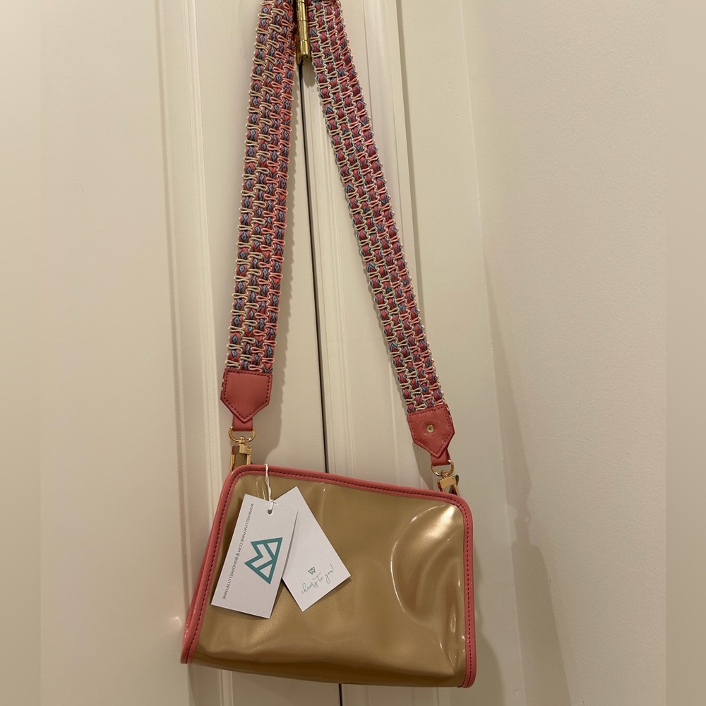 Kelly Wynne: Crossbody Purse with colored strap